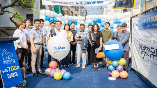 이재준 수원특례시장이 '새빛하우스' 700번째 집들이를 축하 방문했다./사진제공=수원특례시